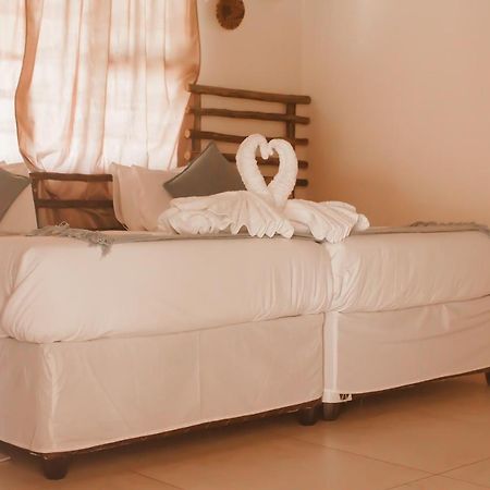 Leeville Guesthouse Kasane Exterior foto