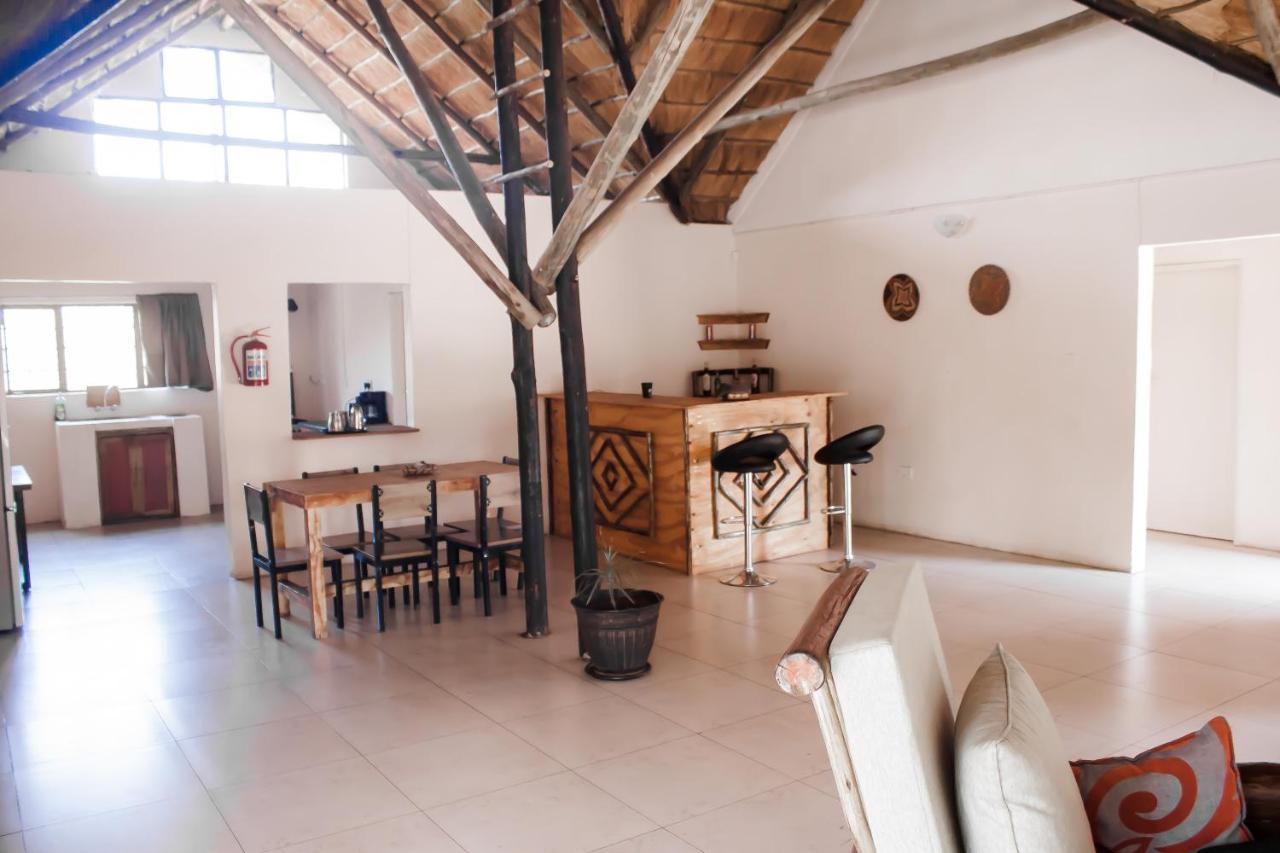 Leeville Guesthouse Kasane Exterior foto