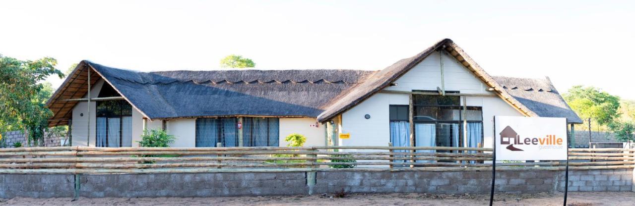 Leeville Guesthouse Kasane Exterior foto